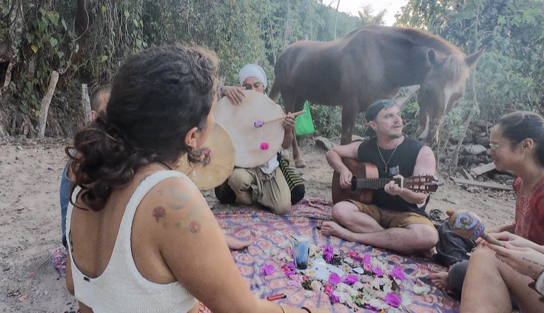 Círculo con pétalos y mandalas durante un evento holístico de NARÄ