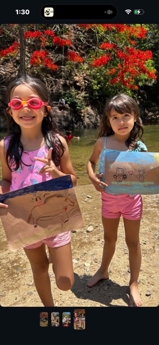 Dos niñas en una actividad de arte y expresión al aire libre