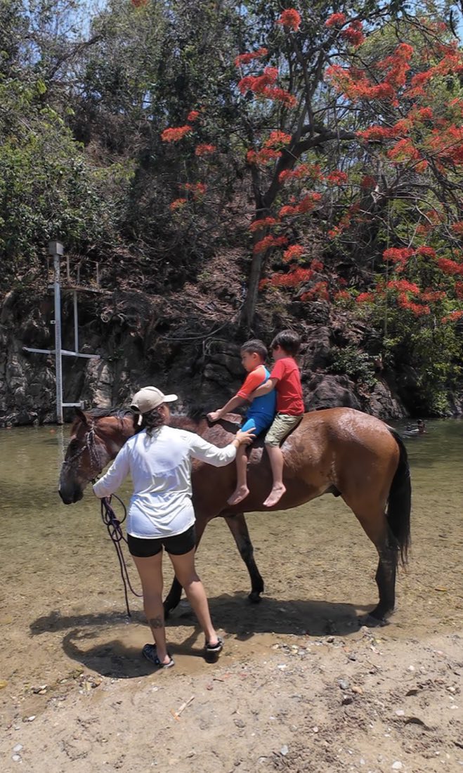 Actividad grupal sobre las piedras, junto al agua