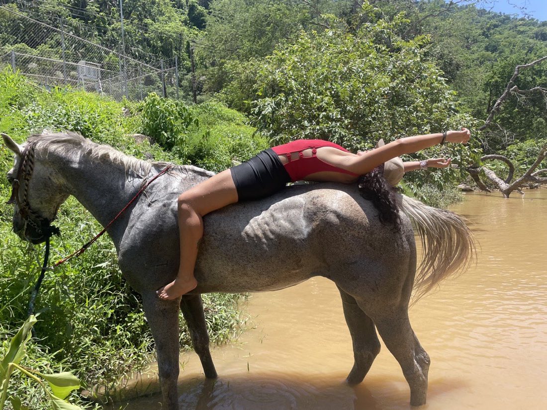 Práctica de Yoga Equino sobre el caballo en el río
